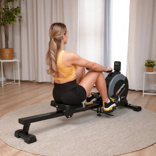 Frau rudert auf Hop-Sport Rudergerät ASPEN für gesundes Training des Rückens