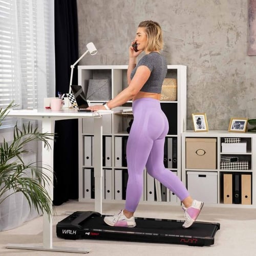 Frau nutzt Hop-Sport Laufband unter Schreibtisch beim Arbeiten