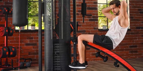 An der Kraftstation trainieren: Guide zu den besten Bauchübungen