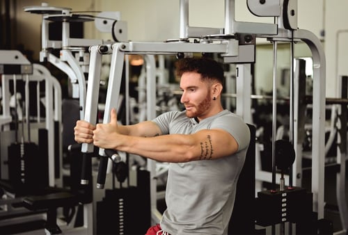 Kraftstation Trainingsplan: So bauen Sie Ihre Muskeln auf