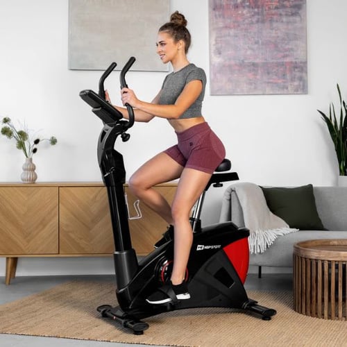 Frau fährt auf Hop-Sport Ergometer für bessere Trittfrequenz beim Radfahren