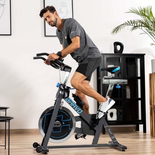 Indoor Cycling mit Hop-Sport Bike zur Verbesserung der Trittfrequenz beim Radfahren