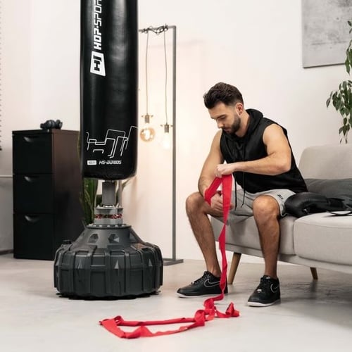 Training mit langen Boxbandagen und Hop-Sport Standboxsack