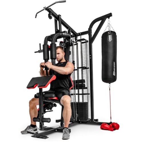 Mann trainiert Brustmuskeln an Hop-Sport Kraftstation mit Butterfly-Modul