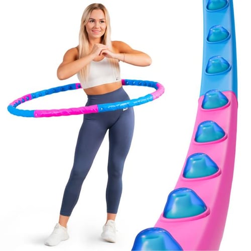 Frau mit einem pink-blauen Fitness-Hula-Hoop-Reifen von Hop-Sport, geeignet für Massage und Training, abgebildet in der Nahaufnahme.