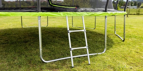 Trampolin aufbauen im Garten – so geht’s sicher und schnell