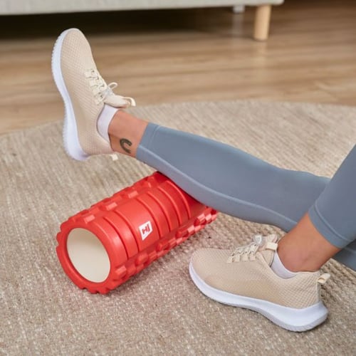 Faszientraining der Waden mit roter Massagerolle von Hop-Sport