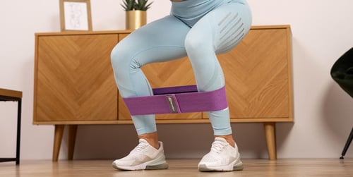 Kleine Fitnessgeräte für zuhause: So statten Sie Ihr Mini-Homegym aus