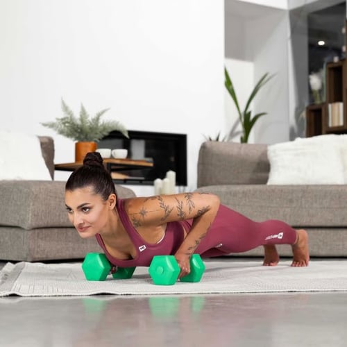 Frau trainiert Winkenarme und macht Liegestütze mit Hop-Sport Hanteln