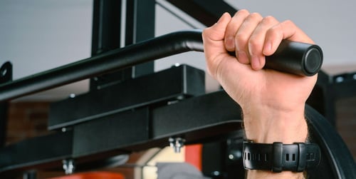 Latzug vs Klimmzug – welche Übung soll man wählen?