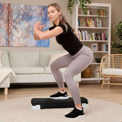 Frau beim plyometrischen Training mit Hop-Sport Aerobic Stepper