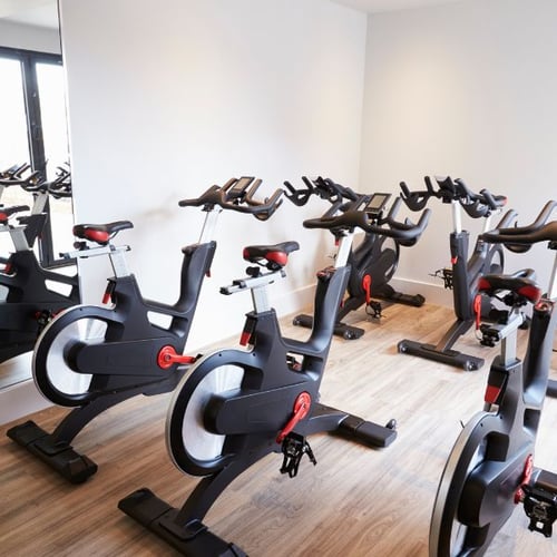 Indoor Cycling Raum mit Indoor Bikes im Studio