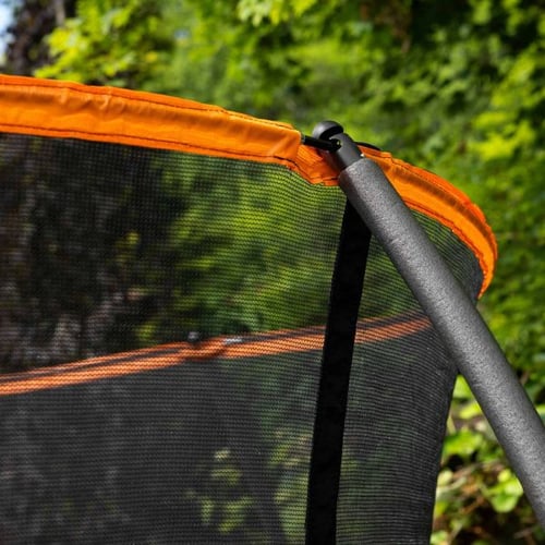 Sicherheitsnetz mit orangefarbener Umrandung und gepolstertem Netzpfosten eines Hop-Sport Trampolins