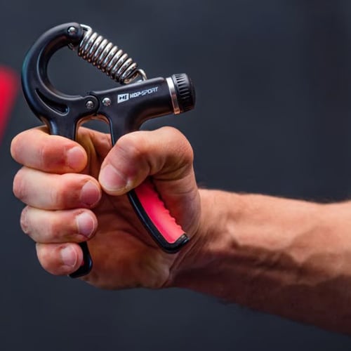 Hop-Sport Grifftrainer mit Widerstandsfeder beim Training der Handmuskulatur