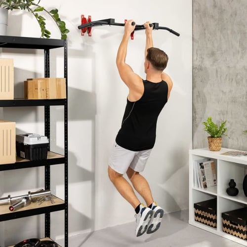 Mann führt enge Klimmzüge an Klimmzugstange von Hop-Sport mit ergonomischen Griffen aus