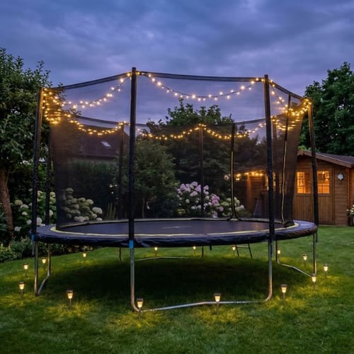 Gartentrampolin mit Lichterkette – trampolin im garten verschönern mit stimmungsvoller Beleuchtung