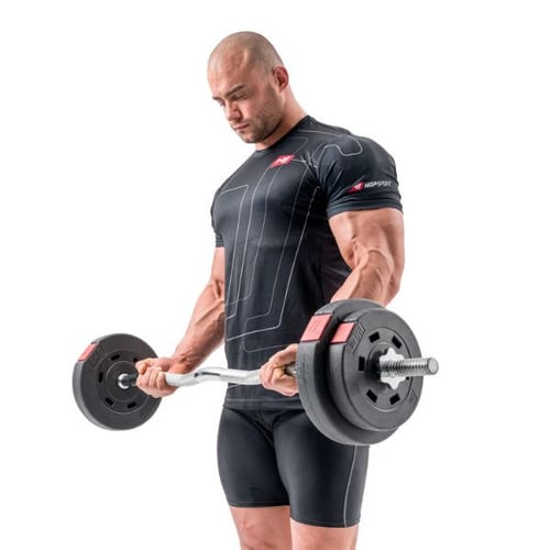 Mann trainiert Bizeps mit SZ-Stange und Hop-Sport Hantelscheiben