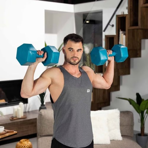 Mann macht Schulterübung mit sechseckigen Vinyl-Kurzhanteln von Hop-Sport