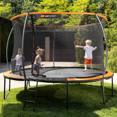 Hop-Sport-Trampolin im Garten mit spielenden Kindern, ausgestattet mit Sicherheitsnetz und Leiter.