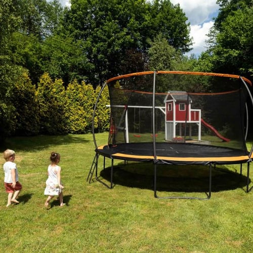 Großes Hop-Sport Trampolin mit Sicherheitsnetz im Garten, zwei Kinder laufen darauf zu