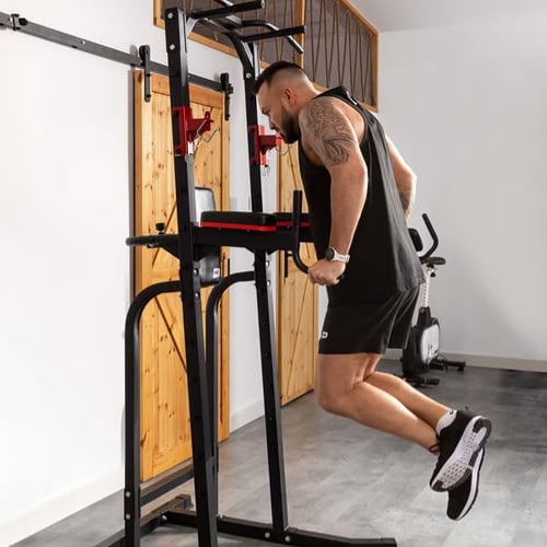 Krafttraining mit Dips am Hop-Sport Power Tower für Trizeps und Brust