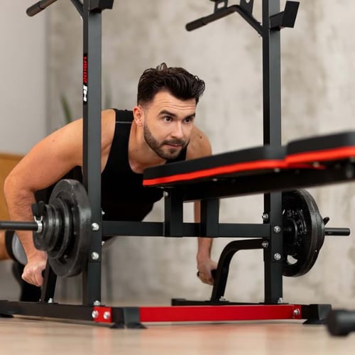 Mann macht Liegestütze auf Hop-Sport Dip-Station