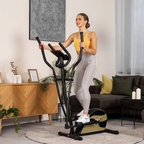 Frau trainiert auf Hop-Sport Crosstrainer im Wohnzimmer
