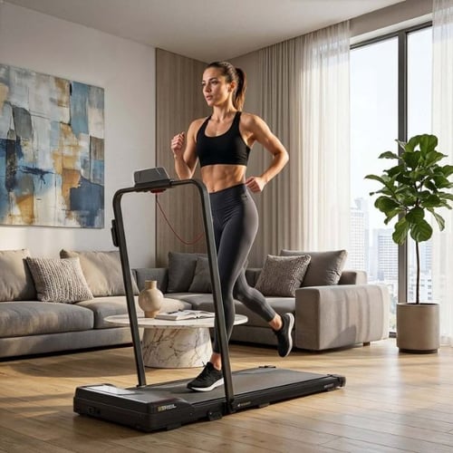 Frau läuft beim HIIT Training auf Hop-Sport Laufband im Wohnzimmer