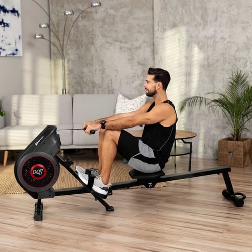 Rückenansicht eines Mannes beim richtigen Rudern auf einem Hop-Sport Rudergerät