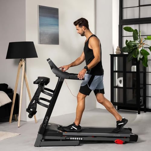 Mann geht auf einem Hop-Sport Laufband