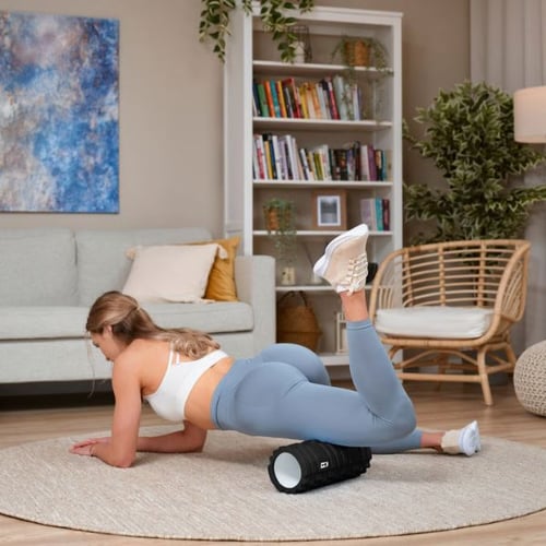 Faszientraining für Oberschenkel nach dem Laufen mit Faszienrolle von Hop-Sport im Wohnzimmer
