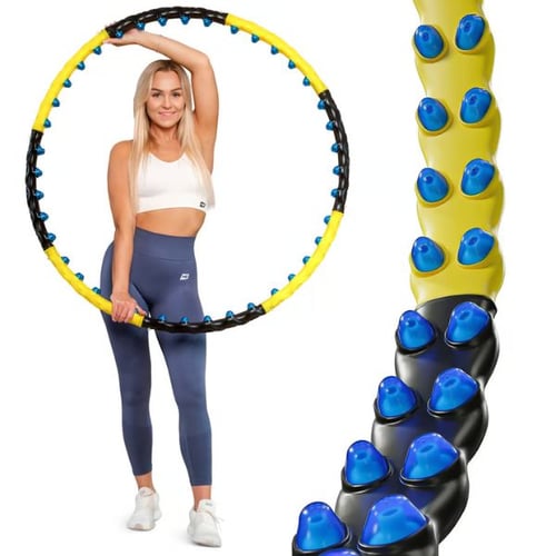 Gelb-schwarzer Hop-Sport Fitness-Hula-Hoop-Reifen mit blauen Massageelementen, gehalten von einer Frau in Sportkleidung. Detailansicht der Massageelemente rechts.