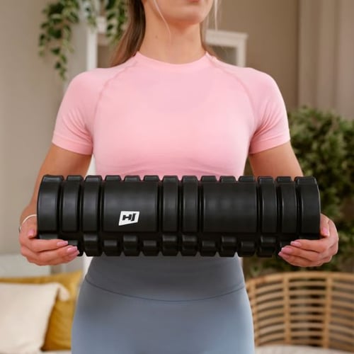 Frau mit schwarzer Hop-Sport Faszienrolle