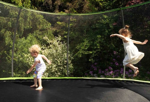 Sicherheit auf dem Trampolin: ab wann ist Trampolinspringen für Kinder sicher?