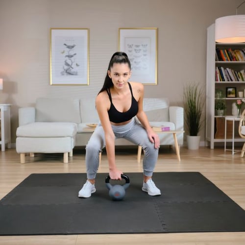 Frau trainiert mit Kettlebell im Wohnzimmer auf Hop-Sport Bodenmatte zur Erhöhung des Kalorienverbrauchs