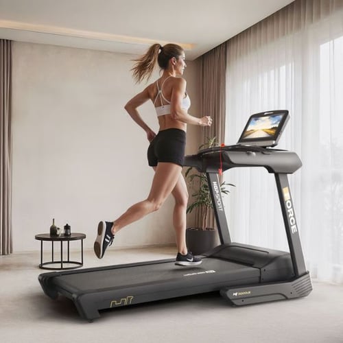 Sportlerin läuft täglich auf dem Hop-Sport Laufband in modernem Raum