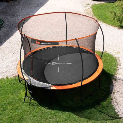 Hop-Sport Gartentrampolin mit Sicherheitsnetz und Leiter, auf einer Grünfläche mit Kiesweg.