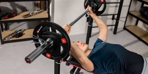 Brustmuskeltraining für zu Hause: mit & ohne Geräte