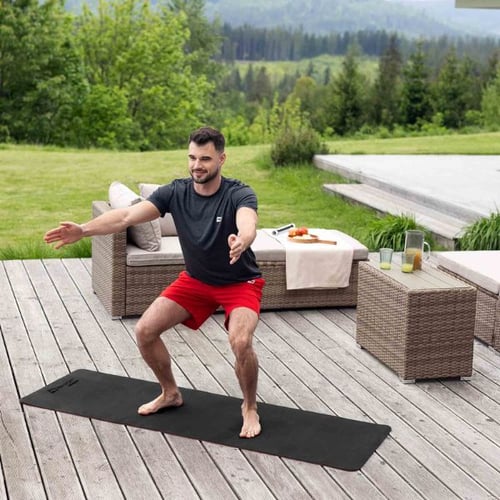 Outdoor-Krafttraining mit Eigengewicht auf Hop-Sport Matte