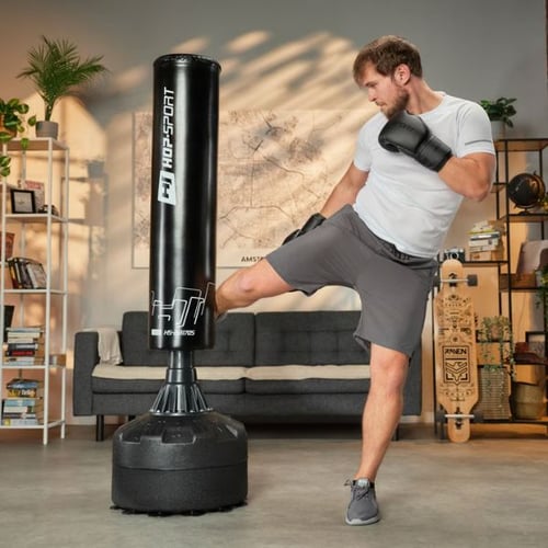 Mann beim Kickboxen zuhause mit Hop-Sport Standboxsack im Wohnraum