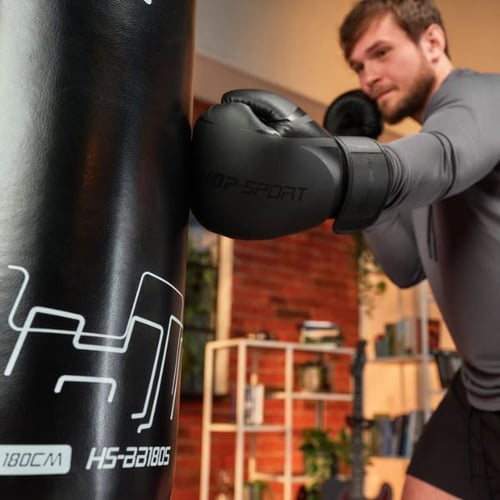Mann trainiert mit Boxhandschuhen am Hop-Sport Boxsack