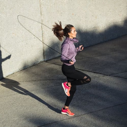 Seilspringen zur Lauftechnik-Verbesserung im Outdoor-Training