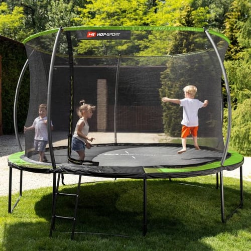 Drei Kinder springen fröhlich auf einem großen Gartentrampolin von Hop-Sport