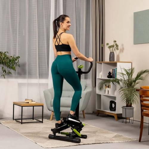 Frau trainiert auf Hop-Sport Stepper im Wohnzimmer