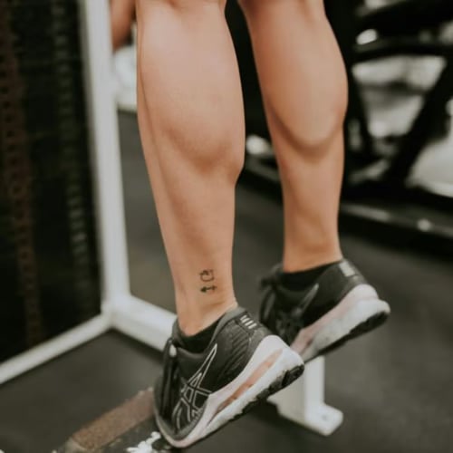 Sportler macht Wadenheben an der Maschine zum gezielten Waden trainieren