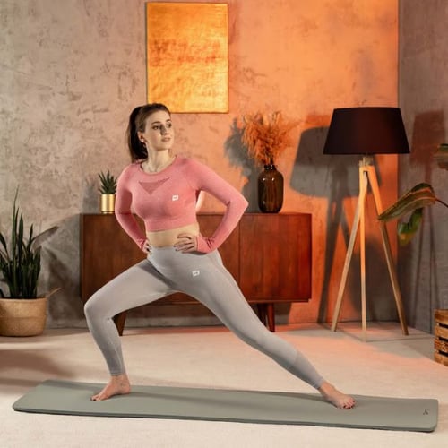 Pilates und Yoga Übung auf rutschfester Matte von Hop-Sport
