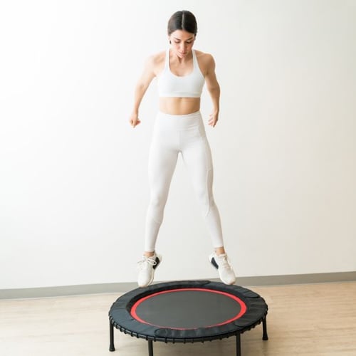 Fitness-Training mit Mini-Trampolin