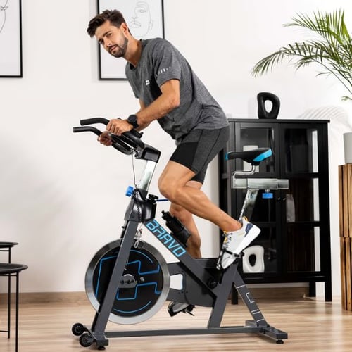 Mann trainiert auf dem Hop-Sport Indoor Bike