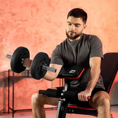 Mann macht Bizeps Curls auf Hop-Sport Schrägbank mit Kurzhantel