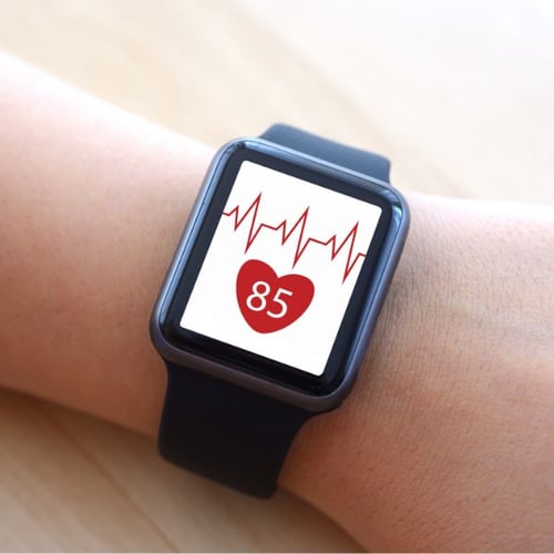 Smartwatch zeigt Herzfrequenz während Zone 2 Training